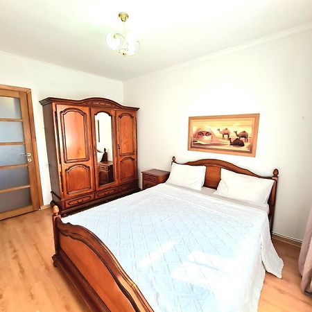 Apartament 2 Bedrooms, Botanica Chişinau Exteriör bild